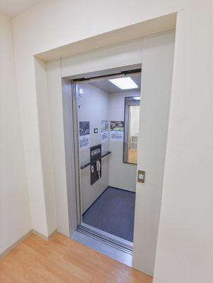 清潔なエレベーター入口
