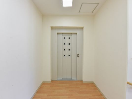 シンプルな廊下エレベーター