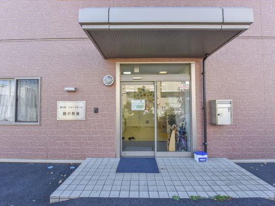 ピンクの壁が目印のエントランス
