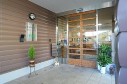 明るいエントランス外観