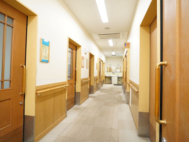 廊下の清潔な風景 廊下 温かみのある色合いで統一された廊下です。手すりが設けられ安全に配慮された設計となっています。
