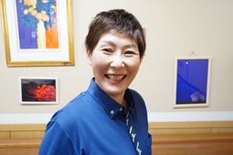 笑顔の女性スタッフ