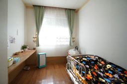 明るい居室の風景