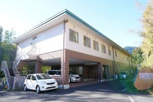 明るい建物の外観