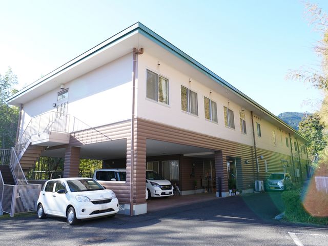 明るい建物の外観 外観 緑豊かな環境に立つ、ゆったりとした設計の建物です。敷地内の通路は広々としており、快適な通勤が実現できそうです。