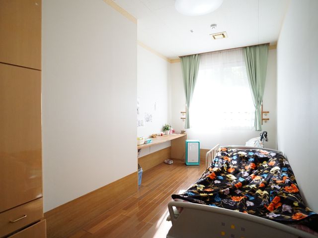 居室内の様子 居室 広々とした明るい居室です。個々の趣味や必需品を置けるスペースがあり、利用者の快適な生活が支えられます。