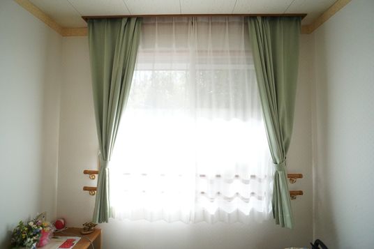 居室の明るい窓辺