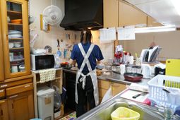 調理中のスタッフ後ろ姿