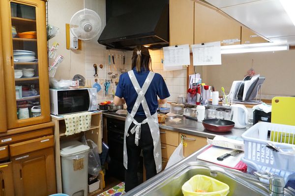 調理中のスタッフ後ろ姿