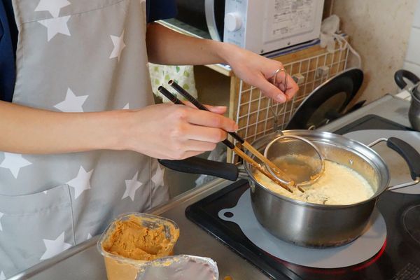 調理中の手元