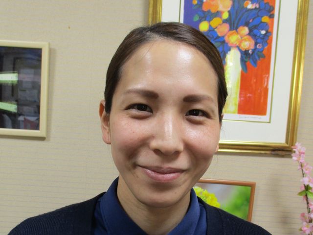 暖かい雰囲気の職員 スタッフイメージ 温かみのある笑顔で利用者様に寄り添う、家庭的な環境でのお仕事です。
