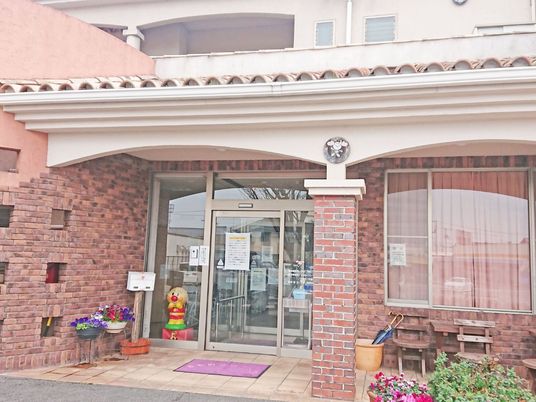 花飾りある施設の玄関  