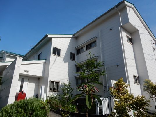 白壁の施設と緑の植物