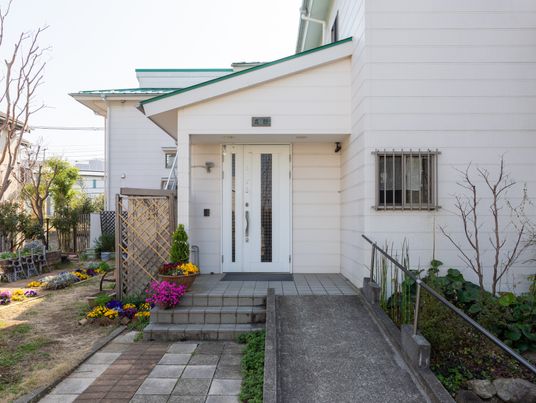 白い建物の入り口