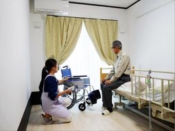 ケアワーカーと利用者の居室