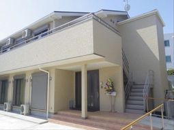 明るい外観の建物