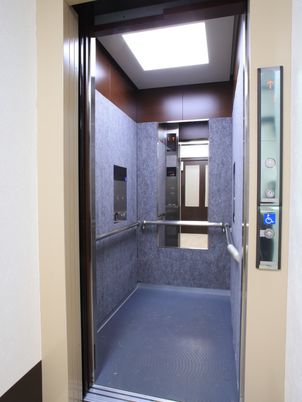 広々とした清潔なエレベーター