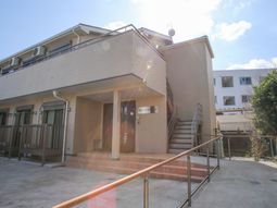 明るい日差しのエントランス