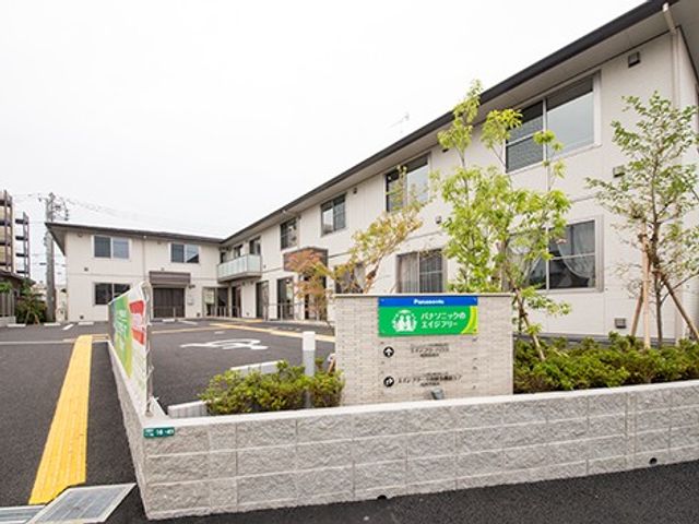 施設の外観と看板 外観   清潔感のある建物外観と案内看板が見えます。就業先を検討する際に、施設の雰囲気をつかみやすいです。