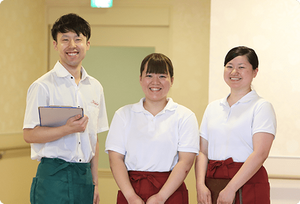 スタッフの笑顔があふれる様子