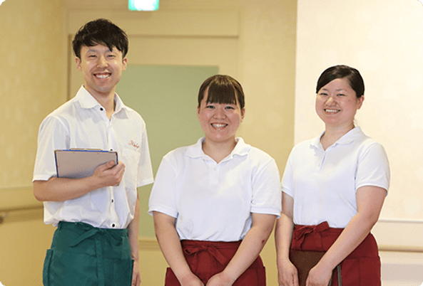 スタッフの笑顔があふれる様子