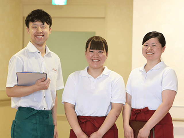 スタッフの笑顔があふれる様子 スタッフイメージ 親しみやすさが伝わるスタッフの笑顔に注目です。働く環境の雰囲気を感じられます。