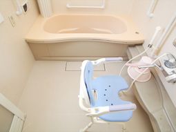 明るい介護用浴室