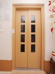 エレベーターの木目調扉