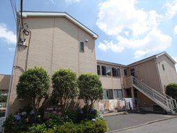 明るい日差しの外観