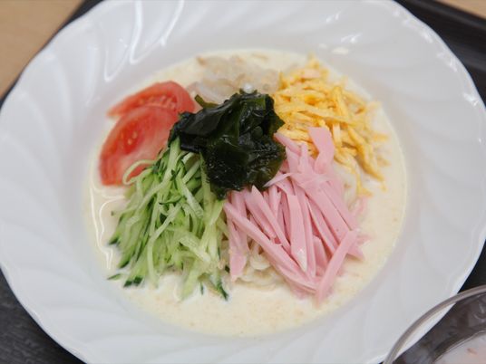 カラフルな盛り付け料理