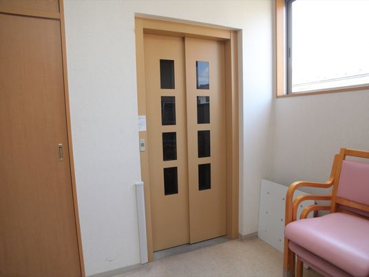 エレベーターと椅子のある部屋