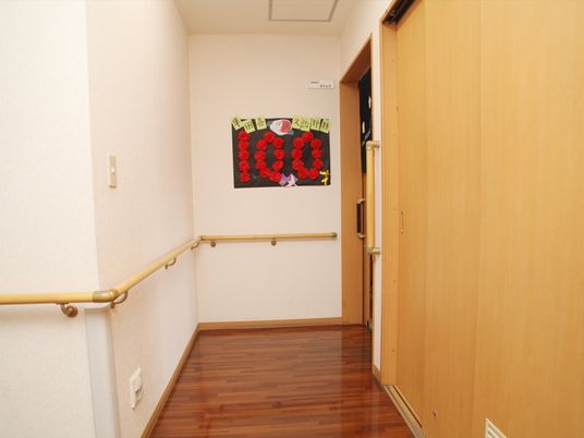 手すり付きの明るい廊下
