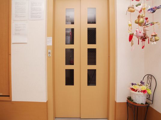 エレベーターと掲示物