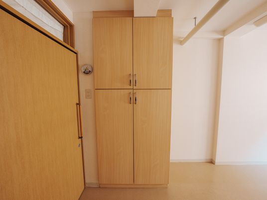 木製収納棚のある部屋