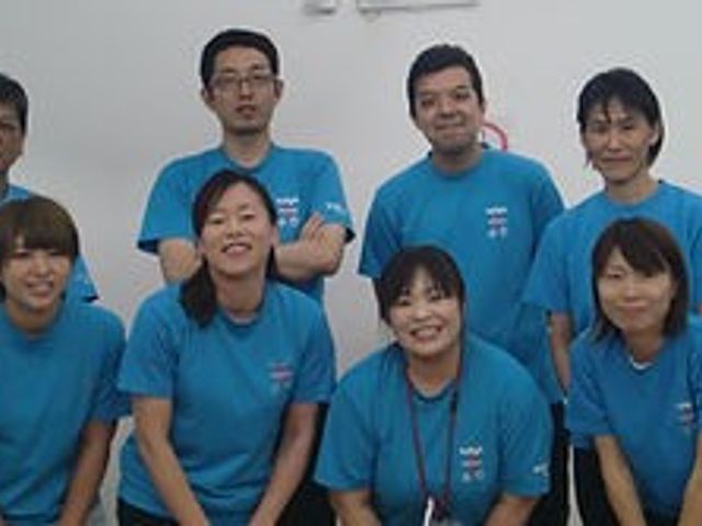 スタッフイメージ スタッフイメージ 笑顔のスタッフが集まり、チームワークを大切にしている様子が伝わります。