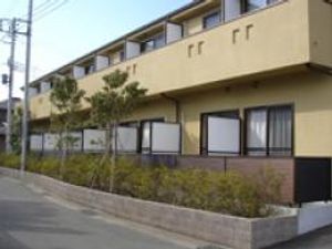 笑顔で接するスタッフと利用者