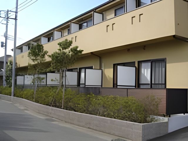笑顔で接するスタッフと利用者 スタッフイメージ 温かな接客を大切にする職場です。笑顔で利用者様の日常を支えませんか。