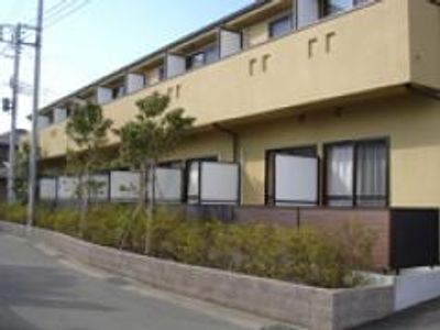 笑顔で接するスタッフと利用者