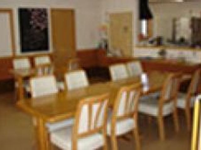 笑顔で利用者を支援 スタッフイメージ 職員が利用者の話に耳を傾ける温かい雰囲気の職場で、やりがいを感じながら働けます。