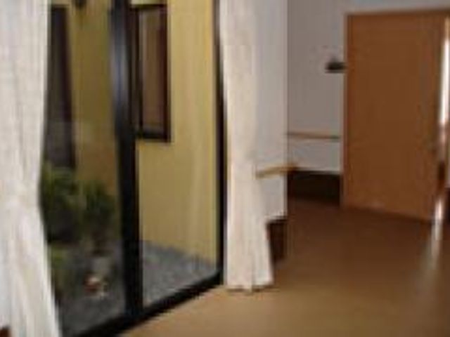 介護の現場での笑顔 スタッフイメージ 職員が笑顔で接する姿が印象的な職場です。明るい雰囲気の中で、利用者様の支援を行っています。