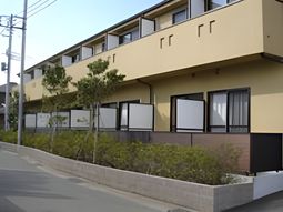 穏やかな外観の建物