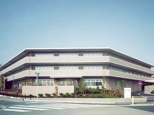 3階建ての建物外観  