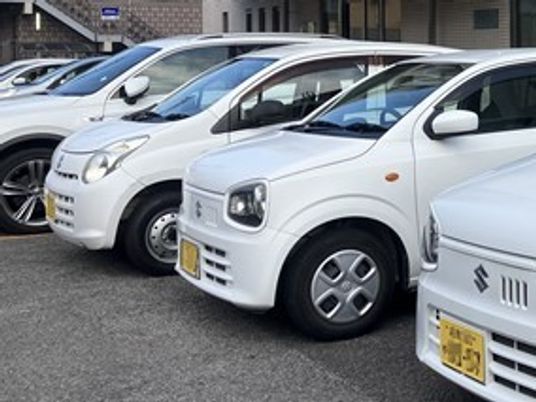 施設前の駐車車両  