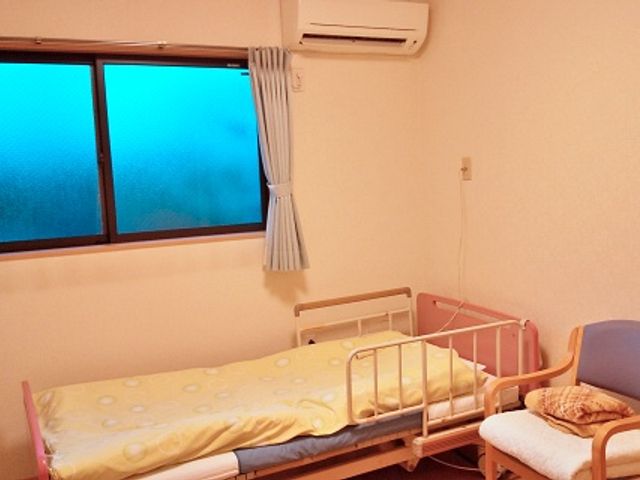 居心地のよい居室 居室 明るい窓辺に整えられた居室で、快適な休息がとれる環境が整っています。安らぎを提供するシンプルな空間です。