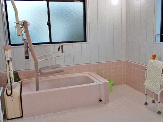 ゆったりとした浴室 浴室 明るく広々とした浴室です。手すりや介助用シートがあり、安全に配慮されています。