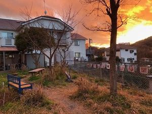 夕焼けの中庭  