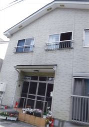 清潔感のある建物エントランス
