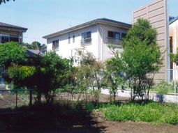 静かな中庭のある建物