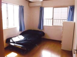居室の窓とベッド