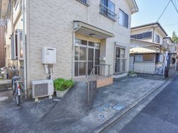 明るい建物の外観